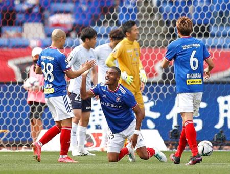 後半、自身２点目のゴールを決め、前田とタッチを交わす横浜Ｍ・オナイウ（中央）＝日産スタジアム