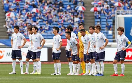 横浜Ｍに敗れ、肩を落とす横浜ＦＣイレブン＝日産スタジアム
