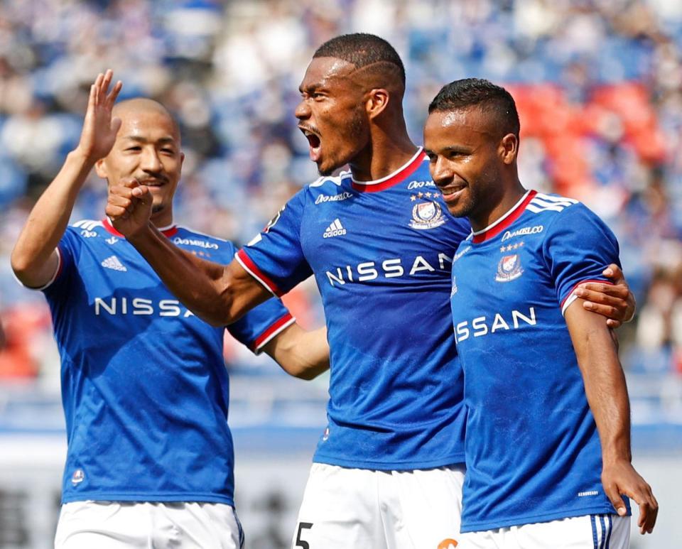前半、チーム２点目のゴールを決め、ガッツポーズの横浜Ｍ・オナイウ（中央）＝日産スタジアム