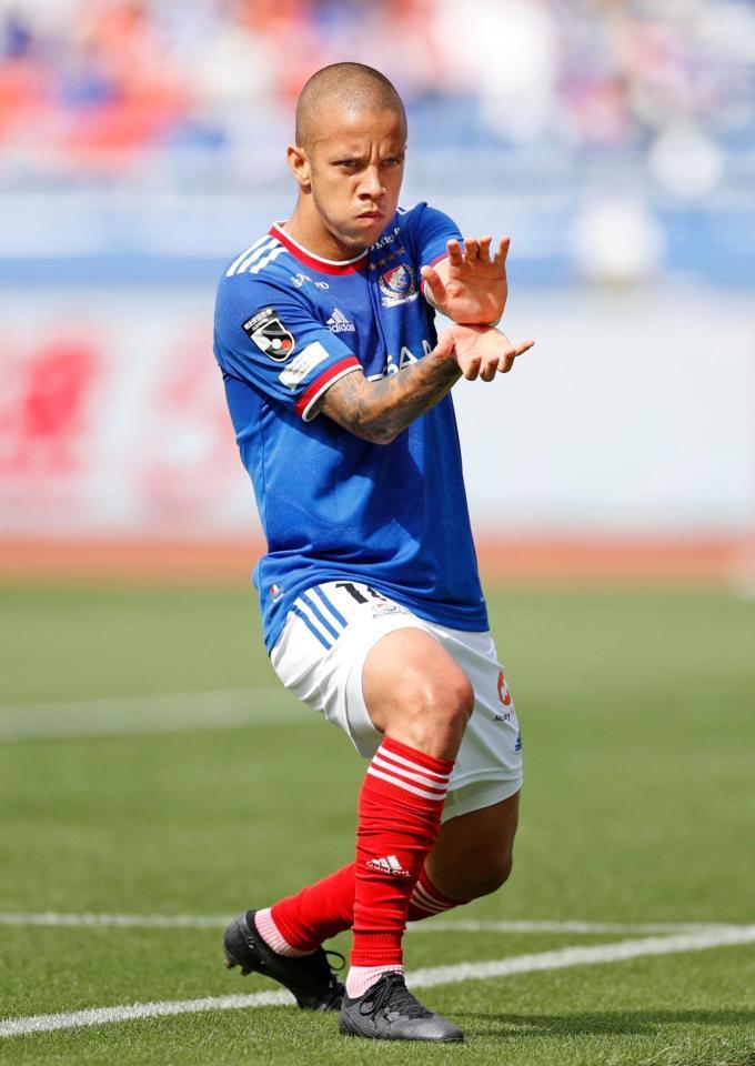 前半、ＰＫで先制し、ポーズを決める横浜Ｍ・マルコスジュニオール＝日産スタジアム
