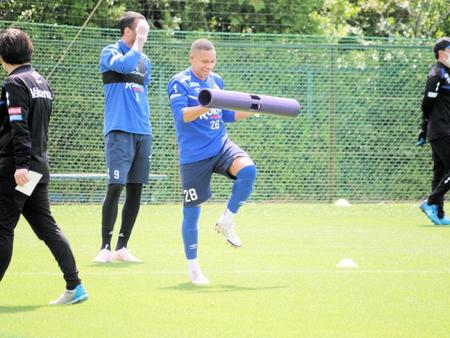 全体練習に合流したＧ大阪ＦＷウェリントンシルバ（ガンバ大阪提供）