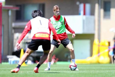 チーム練習に合流したＦＷユンカー（Ｃ）ＵＲＡＷＡ　ＲＥＤＳ
