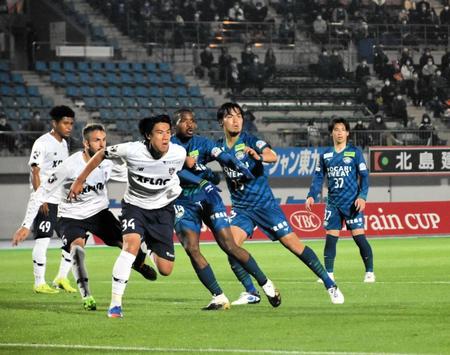 後半、ゴール前で競り合う徳島ＤＦカカ（右から３人目）