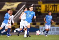 　試合終了間際、ボールを追う横浜ＦＣ・三浦（手前）。ルヴァン杯最年長出場記録を更新した＝ニッパツ