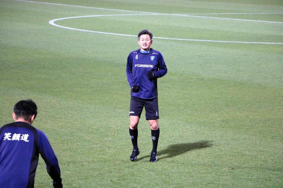 　試合前に練習を行う横浜ＦＣ・三浦