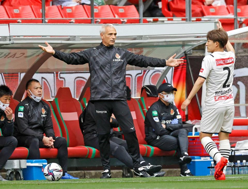 　前半、フィッカデンティ監督に代わって試合を指揮する名古屋のコンカ・コーチ