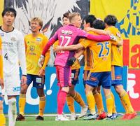 柏を破り今季初勝利を挙げ、抱き合い喜ぶＧＫスウォビィク（中央）ら仙台イレブン＝ユアスタ（河北新報社提供）