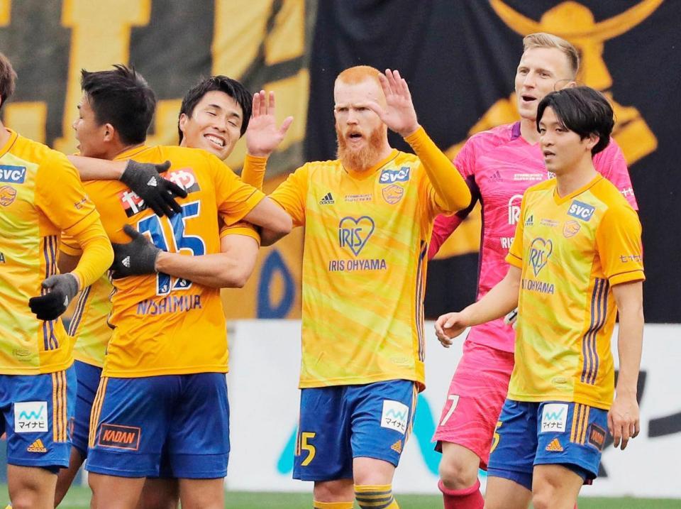 柏を破り今季初勝利を挙げ、抱き合い喜ぶ西村（左端）ら仙台イレブン＝ユアスタ（河北新報社提供）