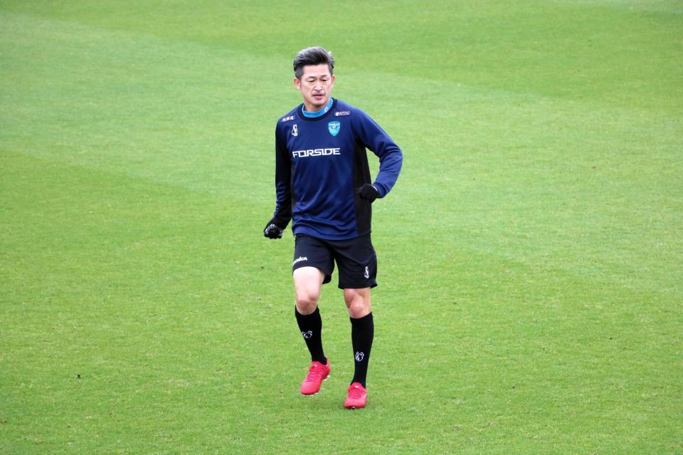　試合前の練習を行う横浜ＦＣ・三浦