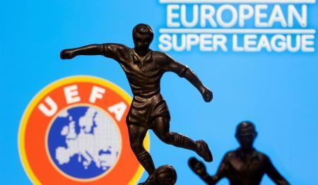 　欧州サッカー連盟（ＵＥＦＡ）のロゴ（左下）と、欧州スーパーリーグのイメージ写真（ロイター＝共同）