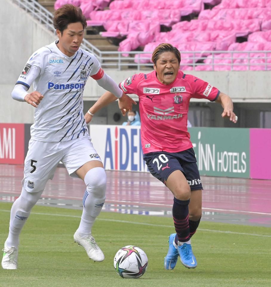 　競り合った際、太もも裏を痛め苦痛の表情を見せるＣ大阪・大久保＝２日のＧ大阪戦