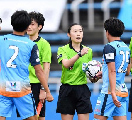 　史上初の女性主審として公式戦で笛を吹いた山下審判員