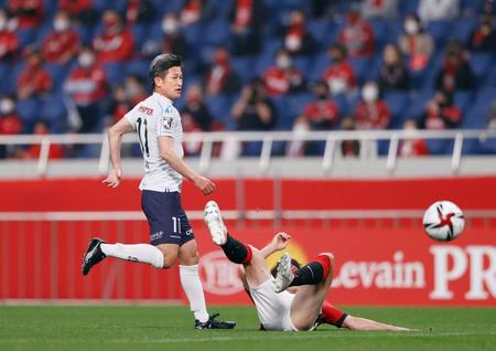 　後半、途中出場し、ボールを追う横浜ＦＣ・三浦（左）