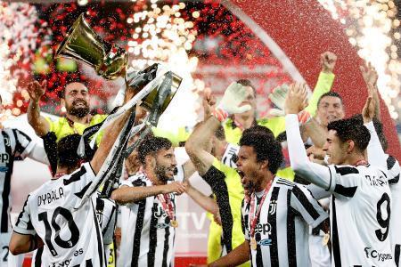 　サッカー・イタリア杯でアタランタを下し優勝、喜ぶユベントスの選手たち＝レッジョエミリア（ＡＰ＝共同）