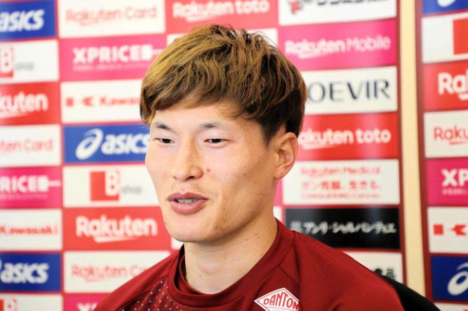 　オンライン取材に応じる神戸ＦＷ古橋（Ｃ）ＶＩＳＳＥＬ　ＫＯＢＥ