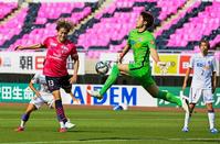 Ｃ大阪－広島　前半、ゴールを狙うＣ大阪・高木（左）。ＧＫ大迫＝ヤンマー