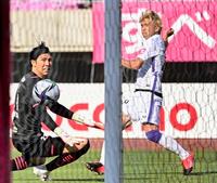 Ｃ大阪－広島　後半、ゴールを決める広島・浅野。ＧＫ金鎮鉉＝ヤンマー