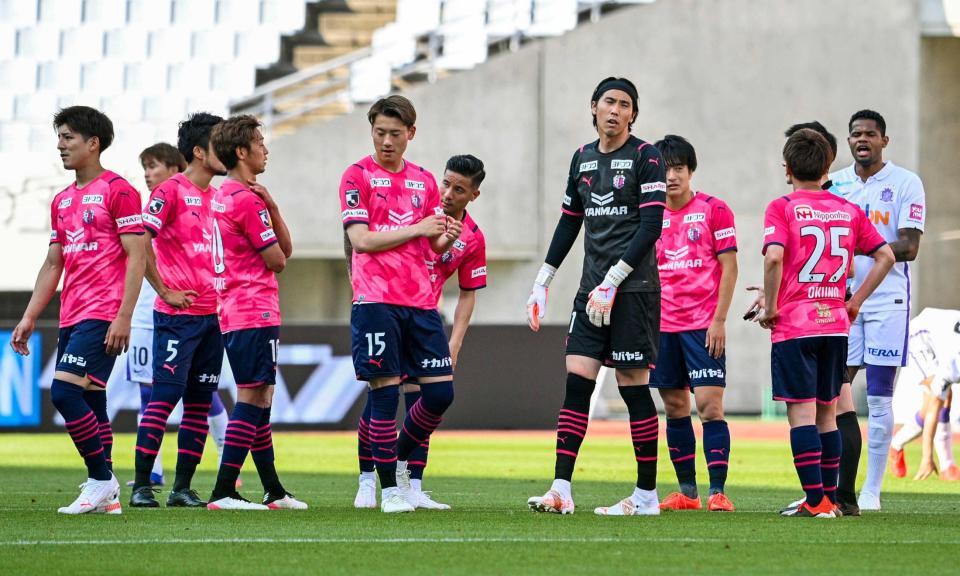 　後半、２点目を許し肩を落とすＧＫ金鎮鉉（右から４人目）らＣ大阪イレブン