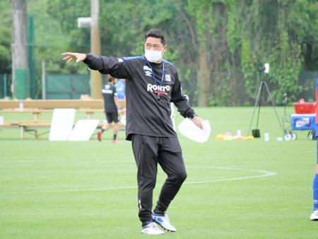 徳島戦に向けて練習で指揮するＧ大阪・松波監督（ガンバ大阪提供）