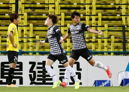 　後半、先制ゴールを決め、駆けだす神戸・郷家（右）