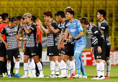 　柏に競り勝ち、喜ぶ神戸イレブン