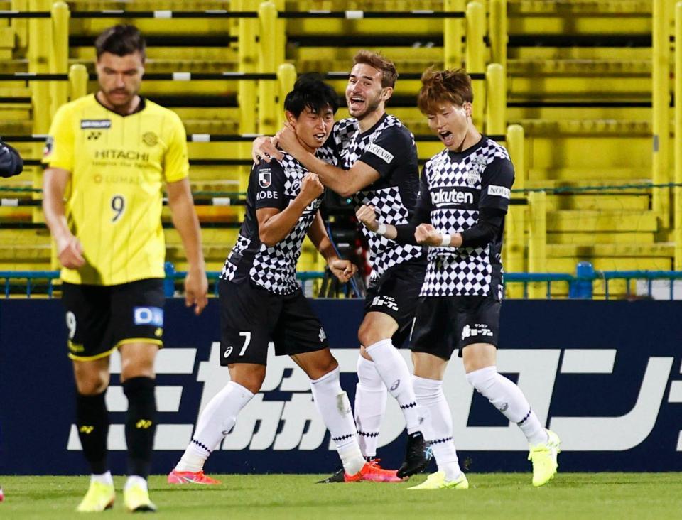 　後半、先制ゴールを決め、ガッツポーズの神戸・郷家（７）
