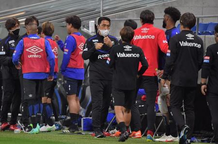 勝利を喜ぶＧ大阪・松波監督（中央）ら＝パナソニックスタジアム（撮影・神子素慎一）