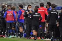 勝利を喜ぶＧ大阪・松波監督（中央）ら＝パナソニックスタジアム（撮影・神子素慎一）