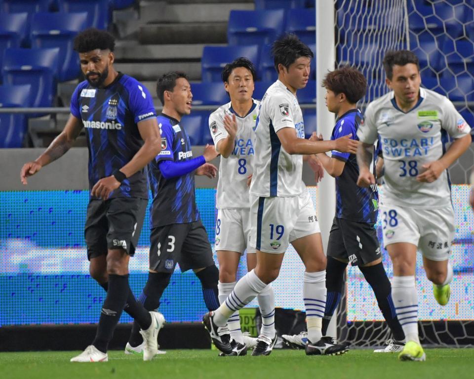 後半、同点となるＰＫを決め喜ぶ徳島・岩尾憲＝パナソニックスタジアム（撮影・神子素慎一）