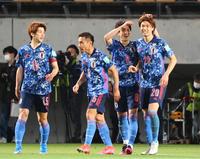 　後半、チーム１０点目のゴールを決め、祝福される板倉（右）。左から大迫、長友、原口＝フクダ電子アリーナ