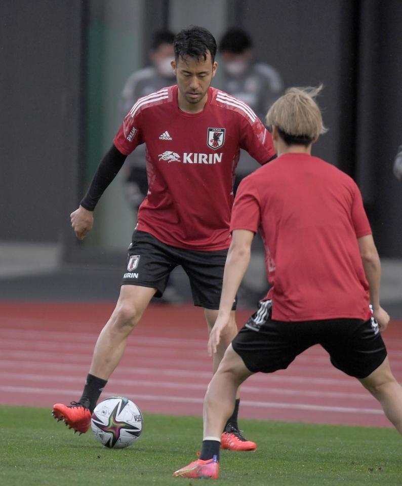 　ボール回しで調整する吉田麻也（撮影・金田祐二）