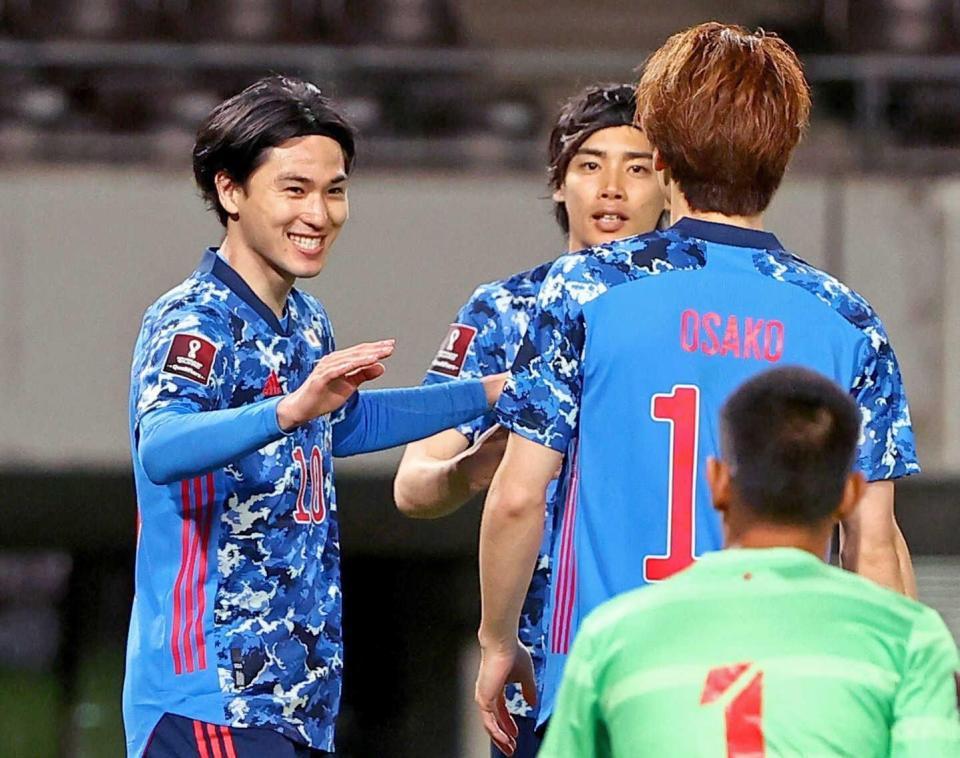 　前半、先制ゴールを決め、（右から）大迫、伊東と喜び合う南野