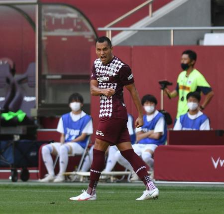 前半、同点ゴールを決め叫ぶ神戸・ドウグラス＝ノエスタ（撮影・佐々木彰尚）