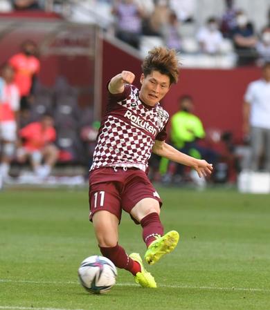 後半、ゴールを狙う神戸・古橋亨梧＝ノエスタ（撮影・佐々木彰尚）