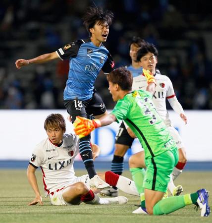 前半、ゴールに迫る川崎・三笘（上）