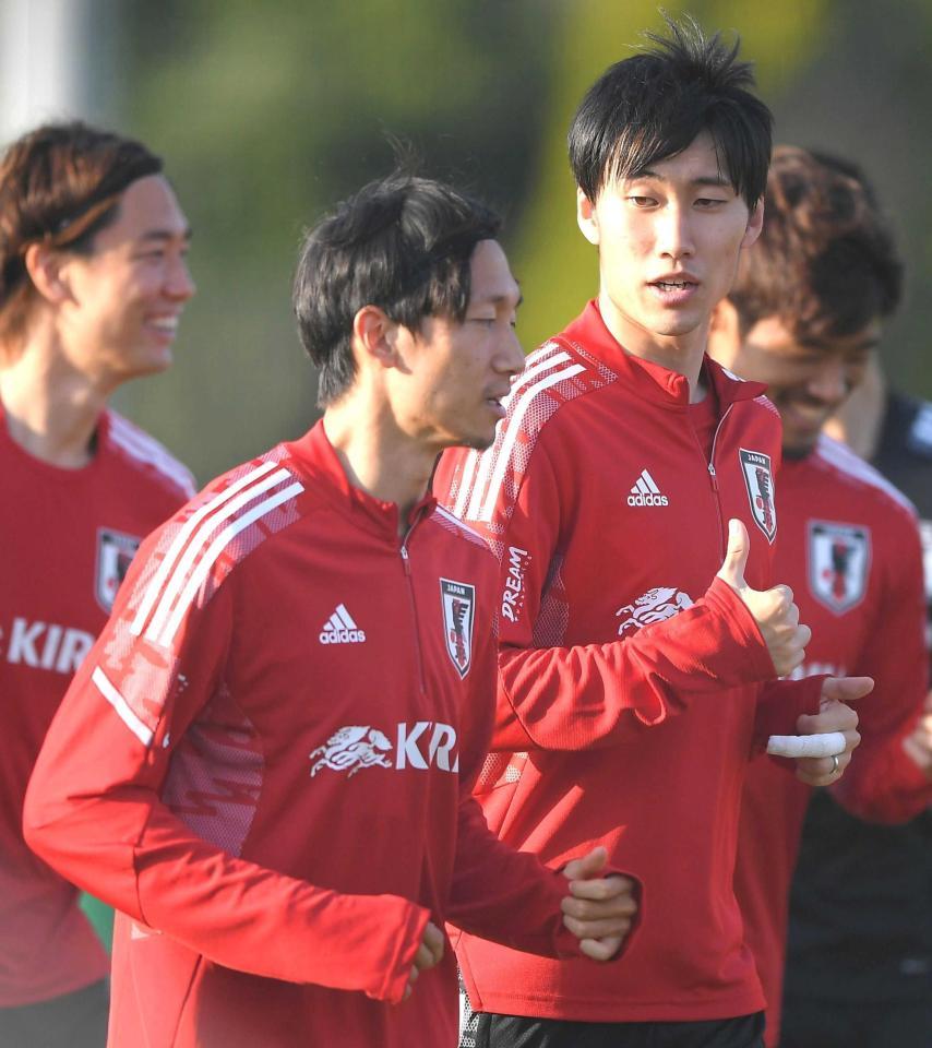 　ランニングで調整する鎌田大地（右）