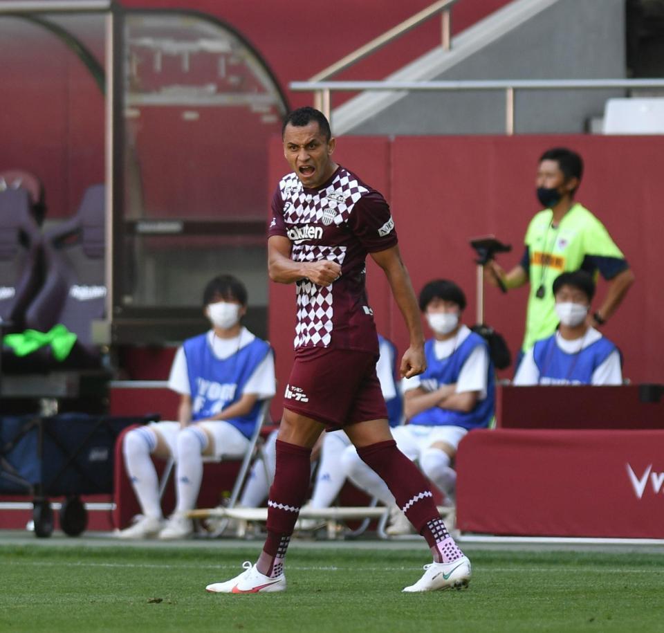 前半、同点ゴールを決め叫ぶ神戸・ドウグラス＝ノエスタ（撮影・佐々木彰尚）