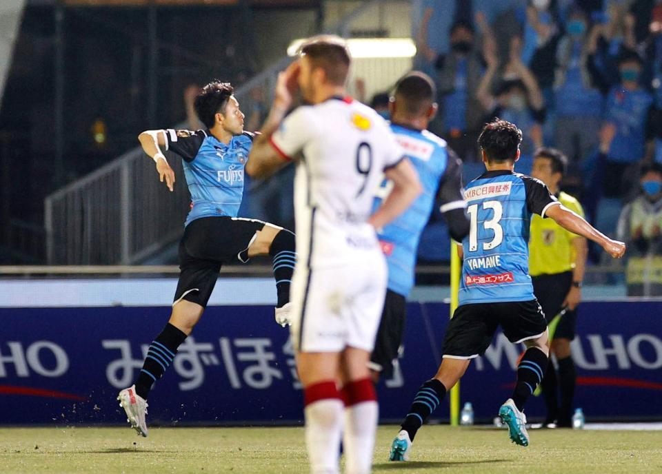 試合終了間際、決勝ゴールを決め、跳び上がって喜ぶ川崎・小林（左端）