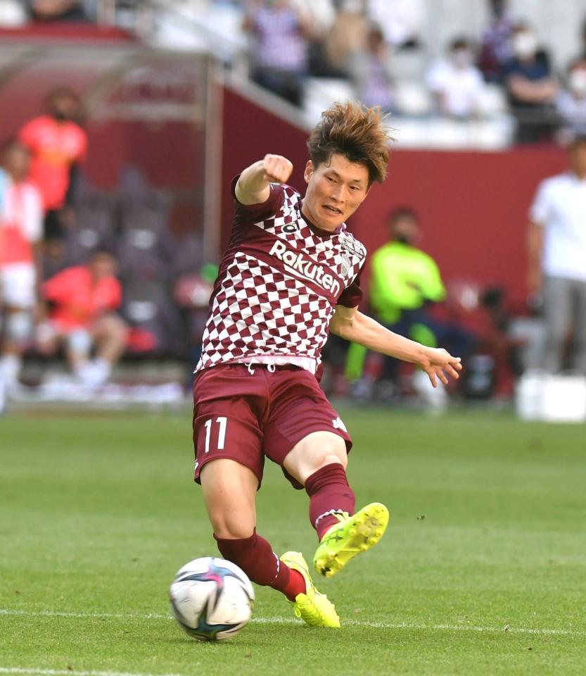 　後半、ゴールを狙う神戸・古橋（撮影・佐々木彰尚）