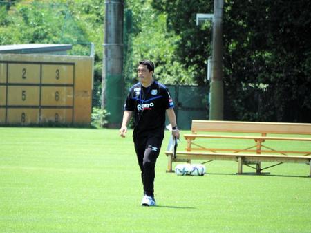 湘南戦に向けて練習を指揮するＧ大阪・松波監督（ガンバ大阪提供）