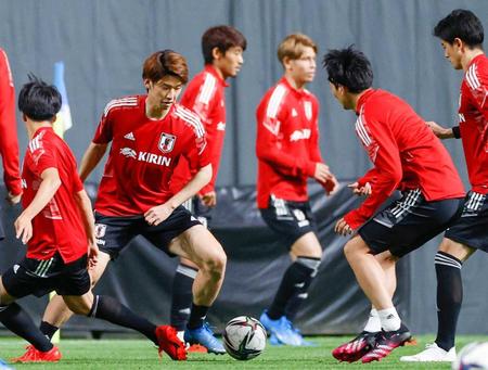 　Ｕ－２４代表との試合に向け、練習する大迫（左から２人目）ら日本代表イレブン
