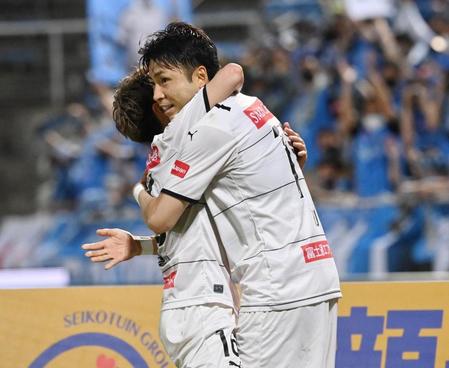 　後半、自身２点目のゴールを決め、アシストをした長谷川と喜ぶ川崎・小林