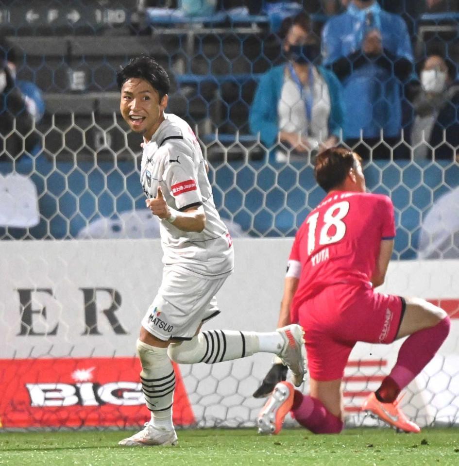 　前半、先制ゴールを決めて笑顔の川崎・小林
