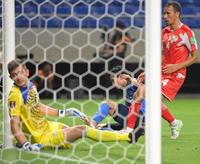 前半、勝ち越しのゴールを決める日本代表・南野拓実（奥）＝パナソニックスタジアム吹田（撮影・高部洋祐）