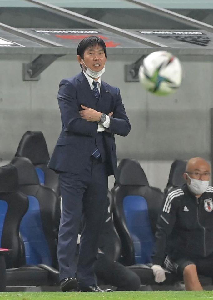 前半、戦況を見守る日本代表・森保一監督＝パナソニックスタジアム吹田（撮影・高部洋祐）