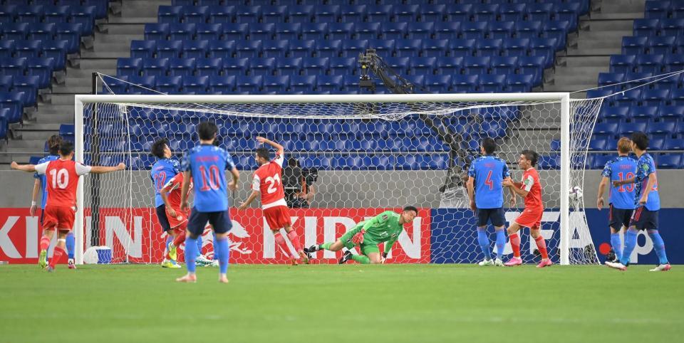 前半、タジキスタン代表に同点ゴールを許す日本代表＝パナソニックスタジアム吹田（撮影・高部洋祐）