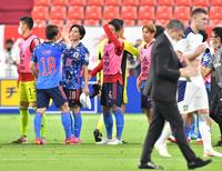 　試合に勝利し、肩を落とすセルビア代表・ストイコビッチ監督（手前）の横で喜ぶ（左から）川島、浅野、南野ら日本代表イレブン（撮影・吉澤敬太）