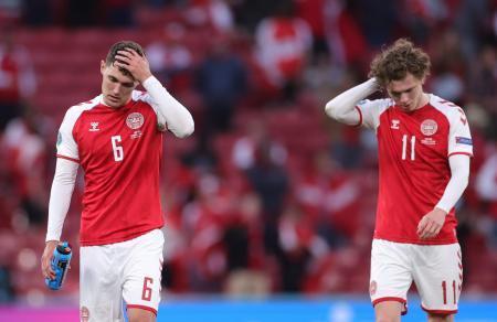 　試合後に落ち込んだ表情を見せるデンマークの選手たち＝１２日、コペンハーゲン（ロイター＝共同）