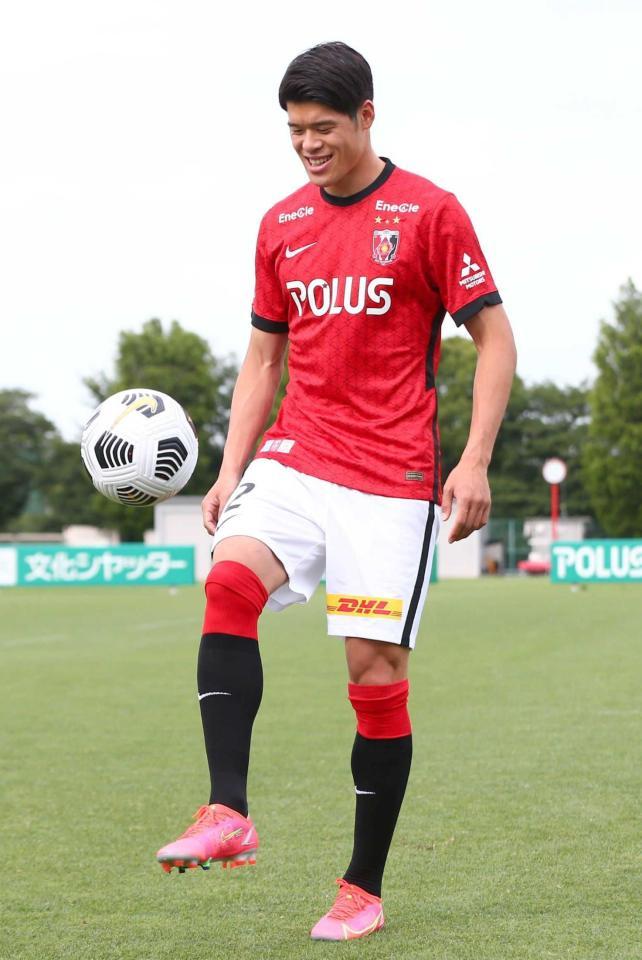 　浦和への入団会見を行った酒井（（Ｃ）ＵＲＡＷＡ　ＲＥＤＳ）