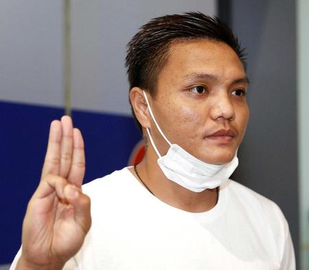 　帰国を拒否して日本に残り、報道陣に３本指を掲げるミャンマー代表のピエ・リヤン・アウン選手